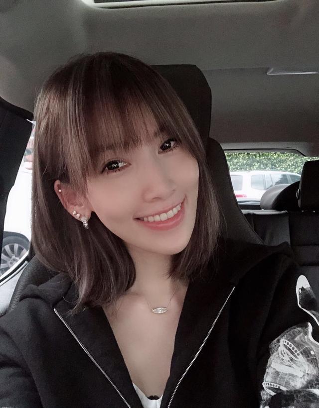 陈若仪剪空气刘海美似少女穿泳衣秀美腿哪像35岁三个孩子的妈