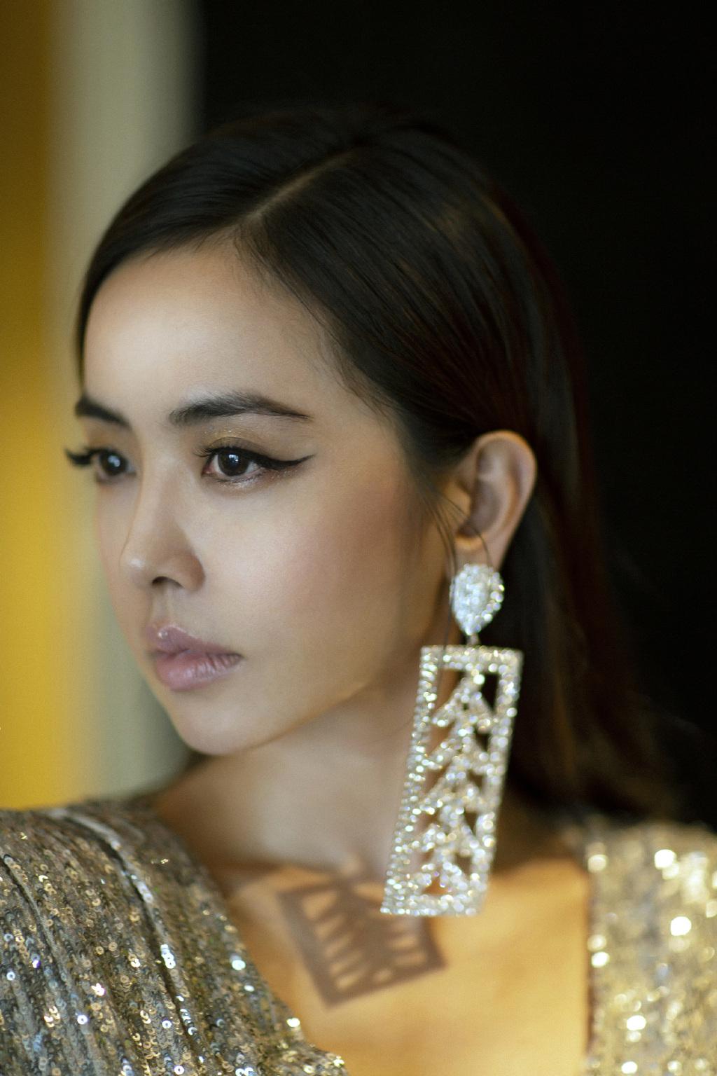 蔡依林演出被激光笔照眼睛,金闪闪连衣裙搭高跟鞋,穿出高级感