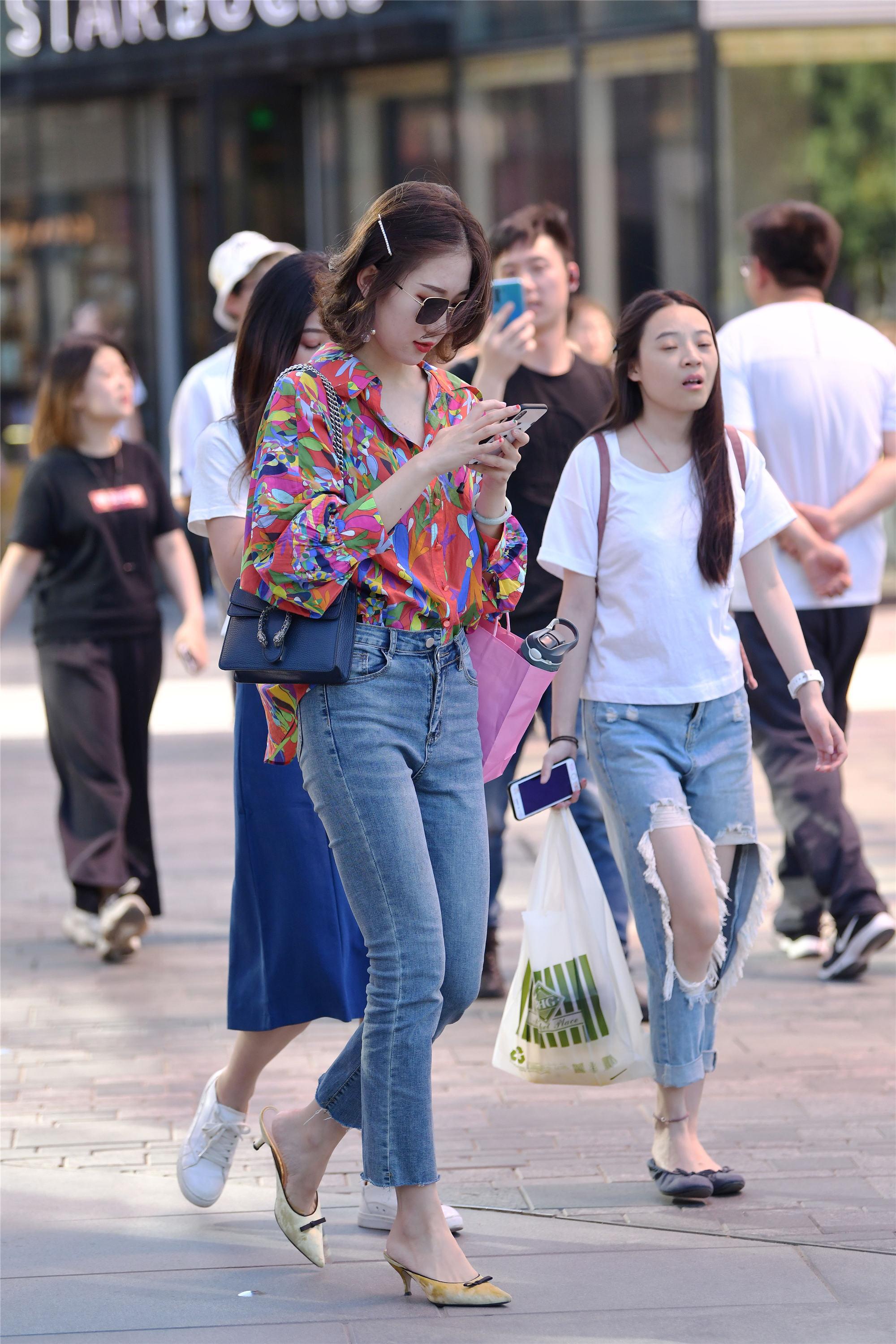 到了夏季,穿牛仔裤还是牛仔短裤,怎么去搭配?