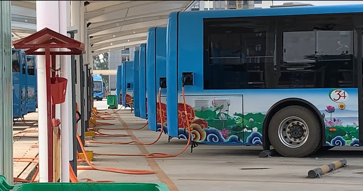 　正在充电的新能源公交车。 新京报记者 李阳 雷燕超 摄