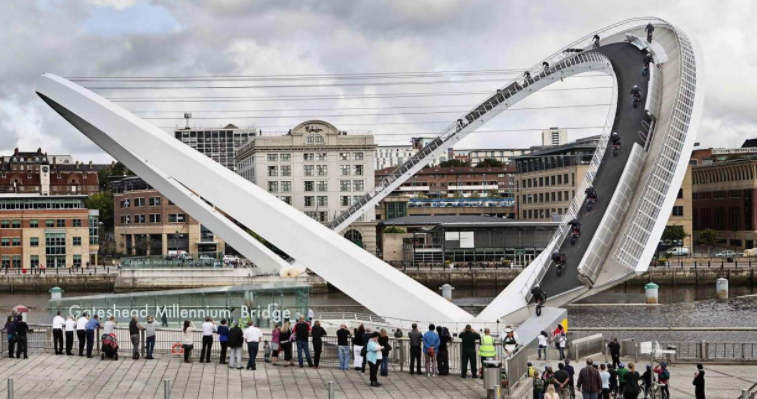 这座桥就位于英国英格兰泰恩河上,名为英国盖茨黑德千禧桥,是纽卡斯尔
