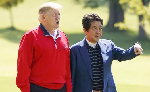 特朗普和安倍一起打高尔夫球 图IC