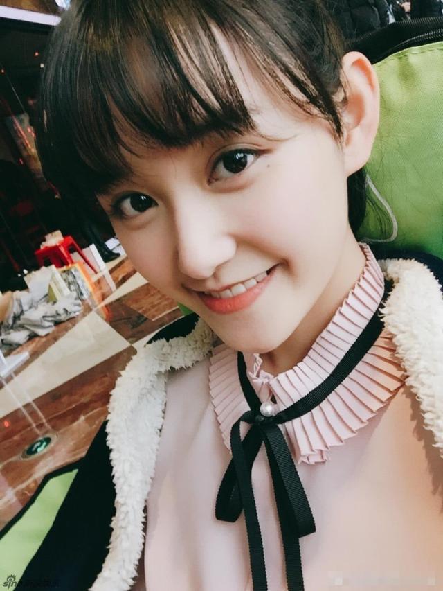 00后的蒋依依清新甜美,这大长腿更是不输国民闺女关晓彤