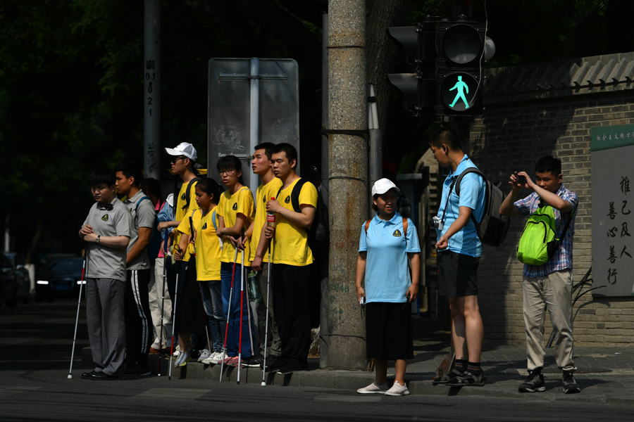 12名视障学生的城市行走