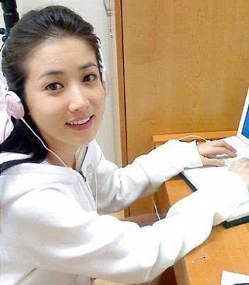 饰演罗美七的演员名叫崔贞媛.