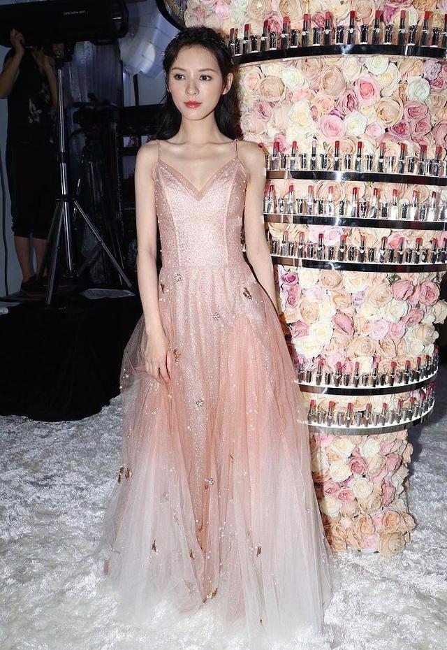 张予曦穿粉色纱裙参加活动英文流利星范儿十足网红气质消失