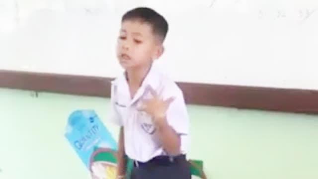 泰国小学生用英语做自我介绍 独特的泰式英语