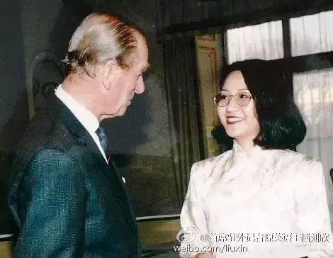 刘欣在白金汉宫从菲利普亲王手中接过世界英语演讲赛证书