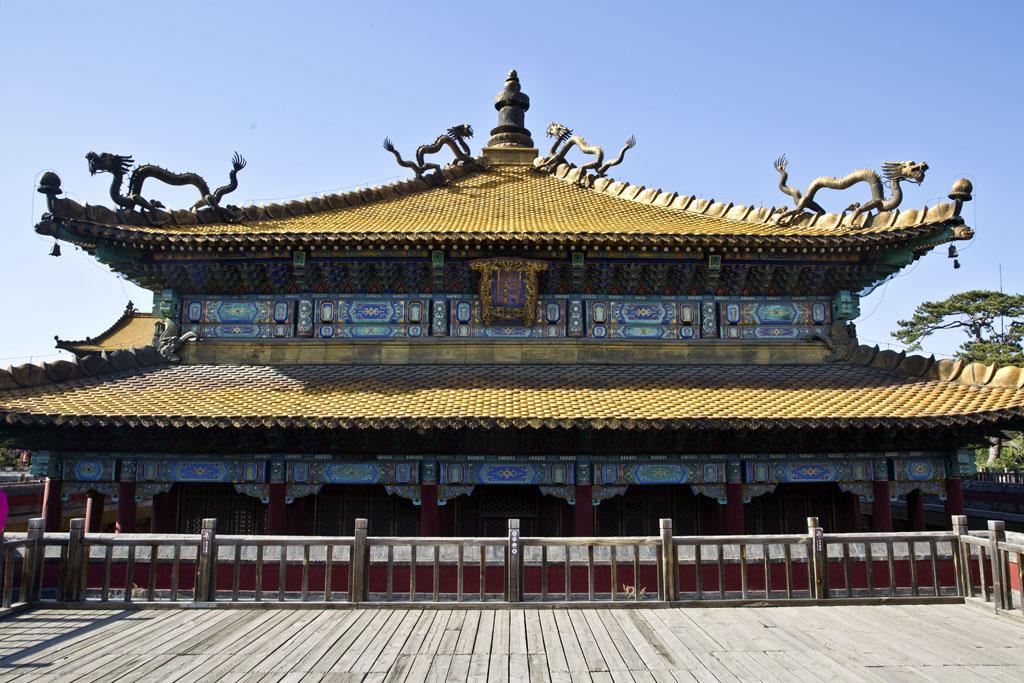 八条金龙腾跃于屋脊庄重而又气势非凡的须弥福寿之庙