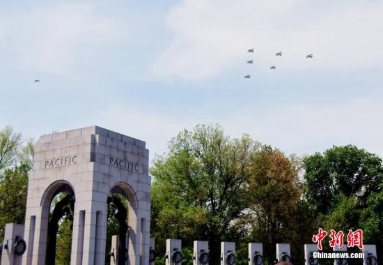 资料图：2015年5月，美国首都华盛顿举行纪念二战胜利70周年的活动，美军战机飞越二战纪念碑。中新社发 刁海洋 摄
