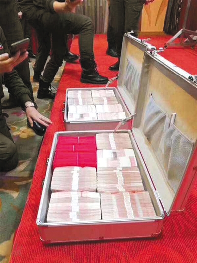 该组织线下会场准备派发的现金红包,一学员称,这些钱会现场散发,以刺激学员的金钱欲望。