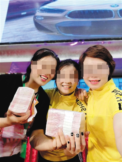 “福报人生”微信群内,展示三名讲师拿着大额奖金的照片,这些现金来自新学员缴纳的课程费。