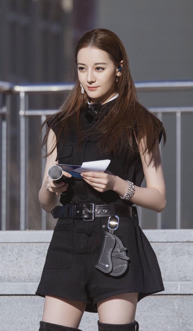 创造营迪丽热巴的造型太美,亮色系和短裙的结合,妥妥元气少女