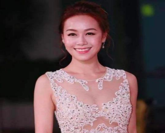 黄心颖也太爱透视装了吧看到她以前的照片实在是蕾丝发烧友