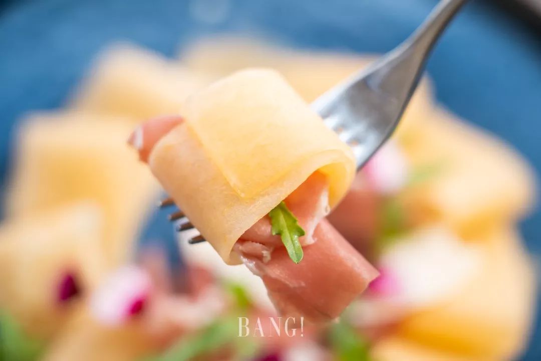 菜上面铺满圣丹尼火腿哈密瓜切成薄片摆放整齐前菜肯定要吃的够清爽da