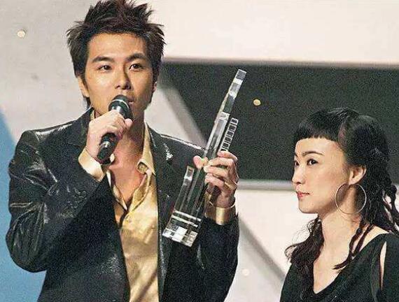 萧正楠黄翠如悄咪咪举办婚礼了，记得他曾因得罪麦浚龙被封杀4年