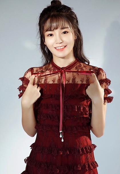 长安诺未播先火杨超越背后的女子原来是赵梓含