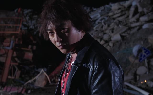 上拿着怪人甲斗的手表,看来矢车想变身成为怪人甲斗的原因是因为乌尔