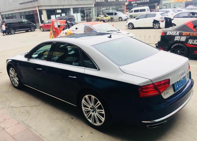 双色老款奥迪a8,怎么看着这么别扭?不知道的还以为新车膜没撕