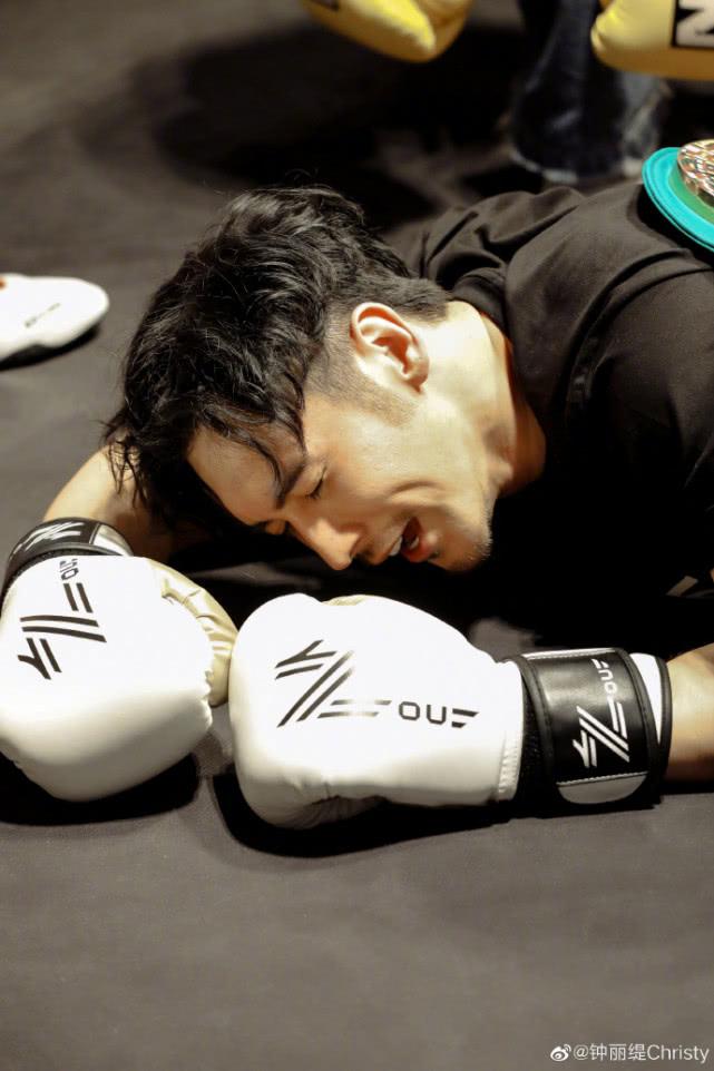 拳击大赛张伦硕被钟丽缇ko坐在身下,张伦硕为妻系鞋带画面超甜