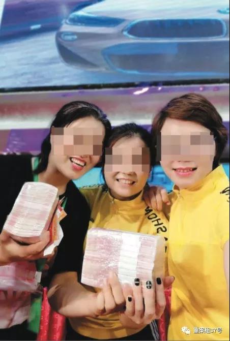 “福报人生”微信群内,展示三名讲师拿着大额奖金的照片,这些现金来自新学员缴纳的课程费。