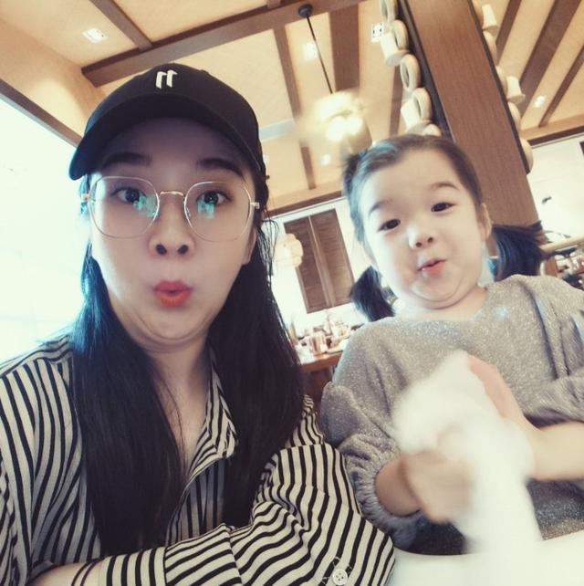 王栎鑫和老婆扮鬼脸同框比丑苏醒晒自拍表不服