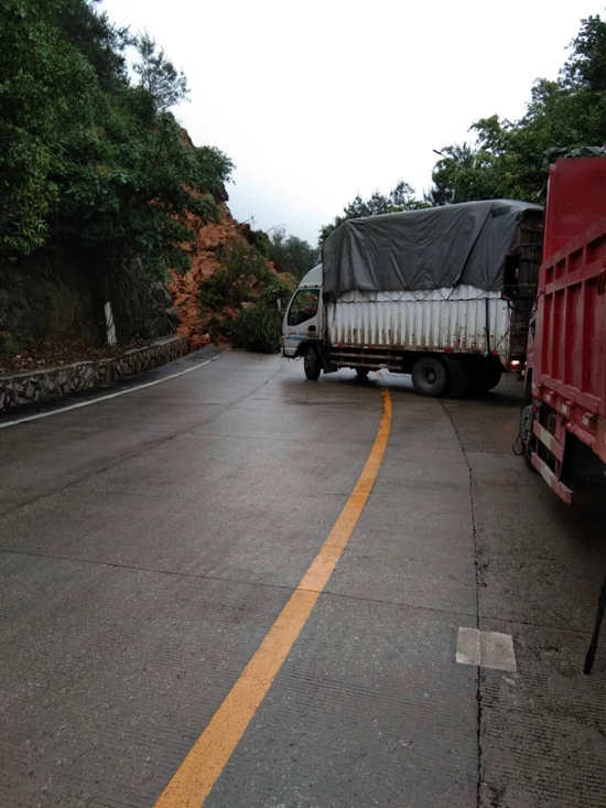 省道206线安溪龙门溪瑶段发生山体滑坡 需绕道通行