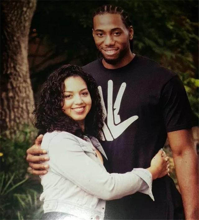 莱昂纳德的女友名叫kishele shipiey,她和小卡相识于2010年,那个时候