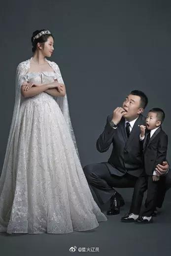 韩夫人美艳不可方物 儿子负责拍照十分可爱|韩德君|辽宁队|婚纱照