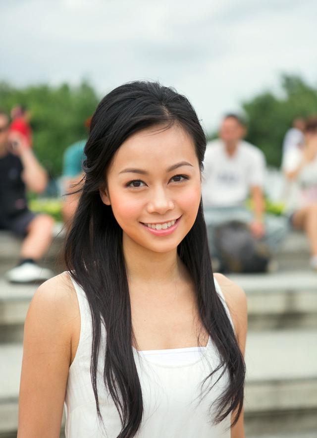 黄心颖车厢偷食出轨波及姐姐,亲姐黄心美恐嫁入豪门无望!