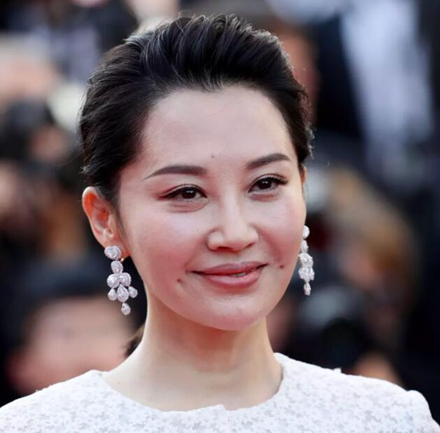 50岁许晴近照无修图曝光,皮肤暗沉,网友:像刘晓庆!