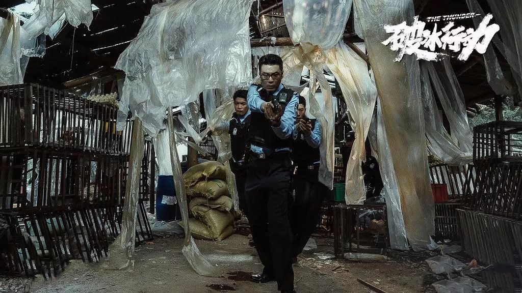 以现在被议论最多的剧中人物蔡永强为例,他在本地是一名缉毒警察,和