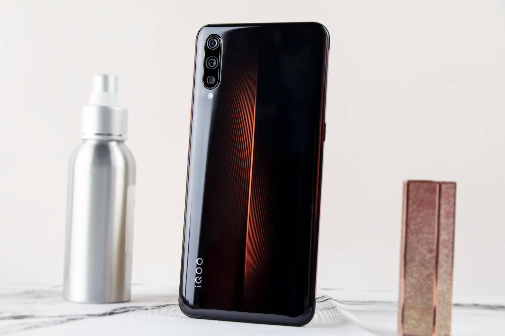 iqoo熔岩橙版大图品鉴长得漂亮靠本事用的漂亮靠实力