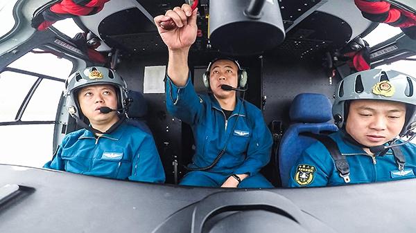 武警某部直升机支队空勤机械师廖强:托举战鹰翱天际