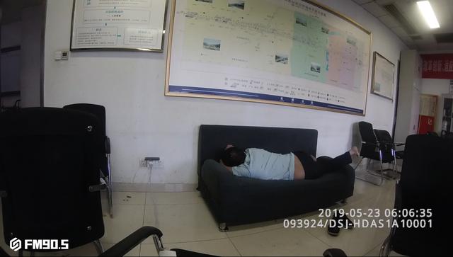 男子醉酒乘车霸座殴打他人,醒酒后狂扇自己耳