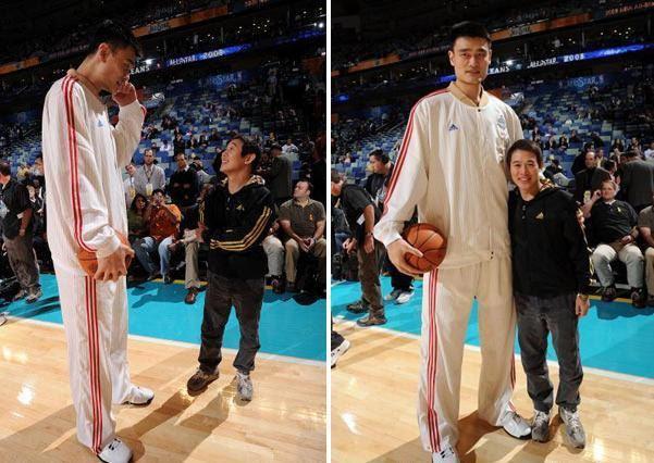 与nba巨人合影多尴尬?巨石强森夹在2大内线中间,小鸟依人