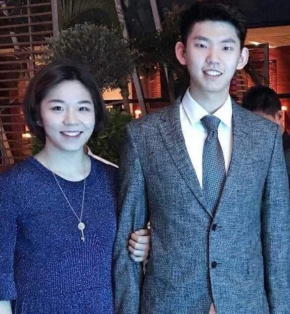 她不是石宇奇的女朋友,但她也不是名花无主,她是男双选手刘雨辰的女友