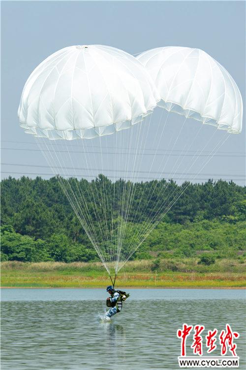 空降兵某旅"雷神"突击队组织水上跳伞训练