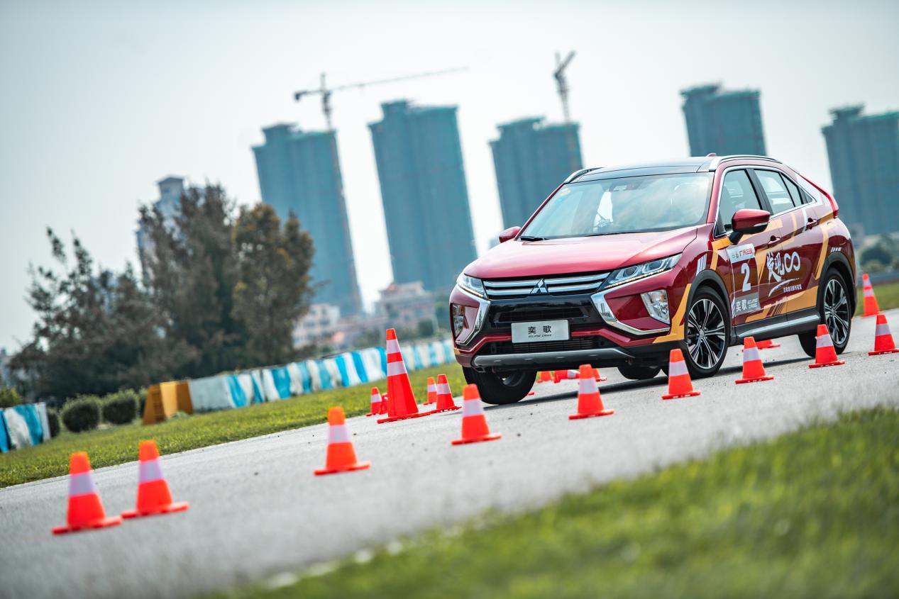 广汽三菱旗下紧凑型suv奕歌曾在车辆避险考验——麋鹿测试中,以80km/h