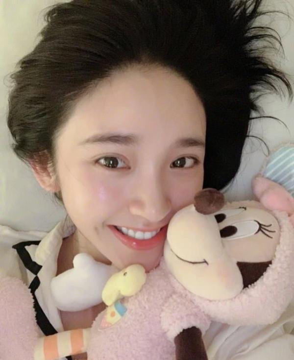 唐艺昕素颜晒自拍皮肤白得毫无瑕疵,暗戳戳秀恩爱的方式亮了