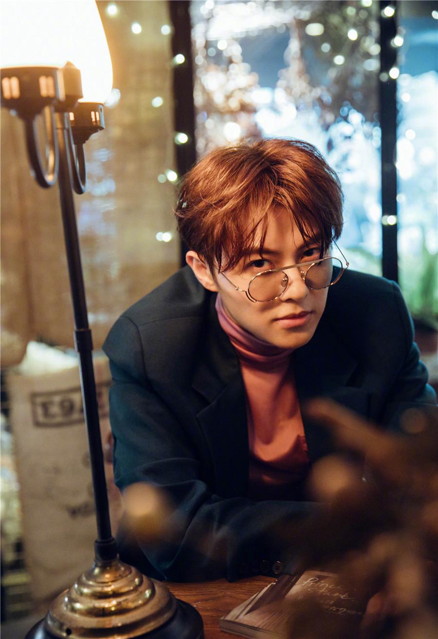 王子邱胜翊办签书会与粉丝同乐获好友称赞个性超好