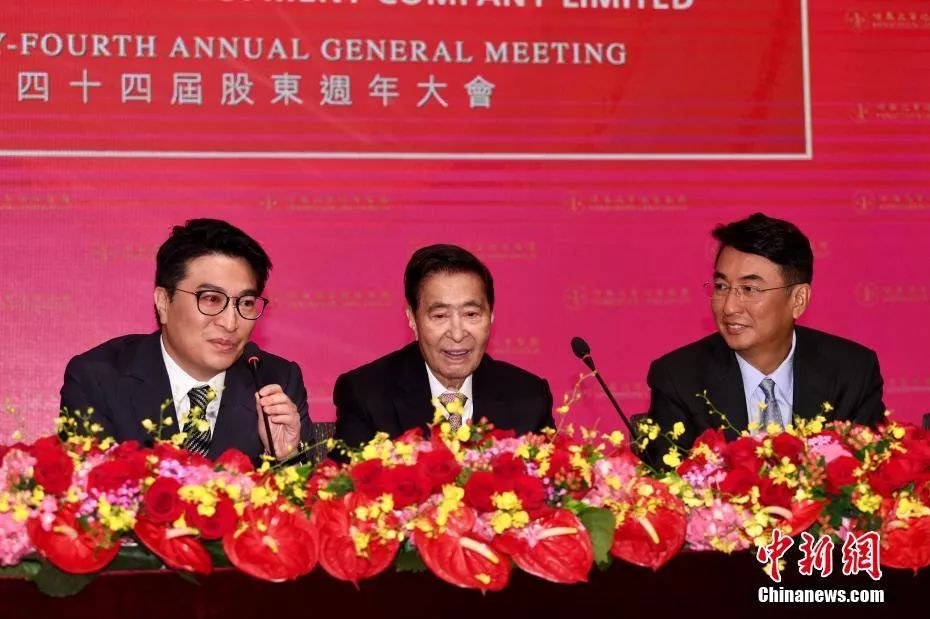 李兆基退休 香港四大地产家族完成“接班” 恒基地产创办人李兆基(中)与儿子李家杰(右)和李家诚(左)。中新社记者 李志华 摄