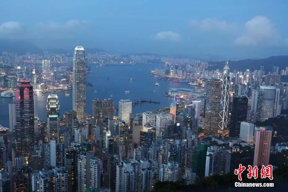 李兆基退休 香港四大地产家族完成“接班” 资料图:香港维港夜景。中新社记者 洪少葵 摄