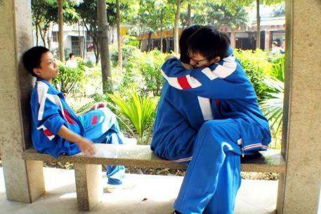 发现女儿早恋爸爸没有阻止只对女儿说了6个字次日女儿分手