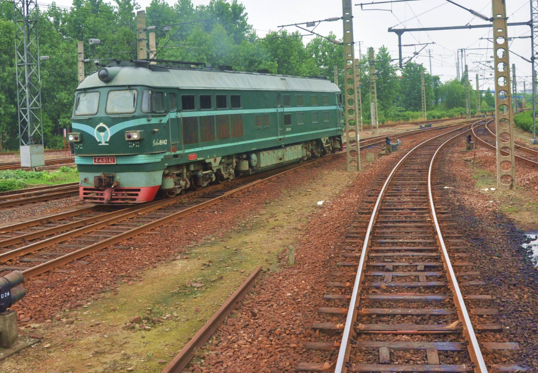 为什么火车轨道有小石子,高铁却没有?长知识