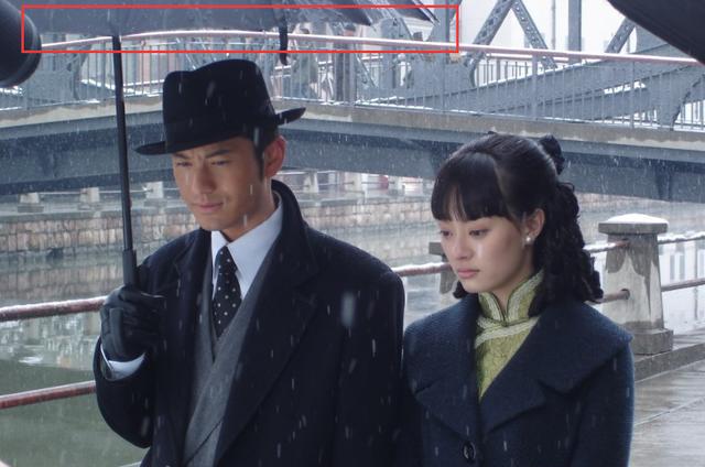 许文强给冯程程打伞,周润发满眼深情,黄晓明不管你的程程了吗?