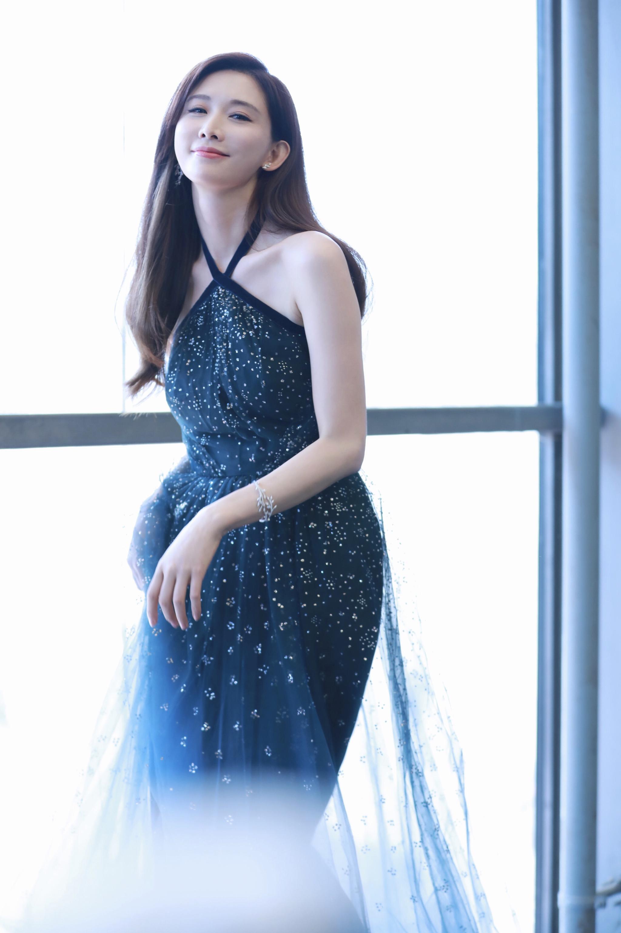 林志玲解锁家电代言新身份熠熠星空裙再现无垠魅力