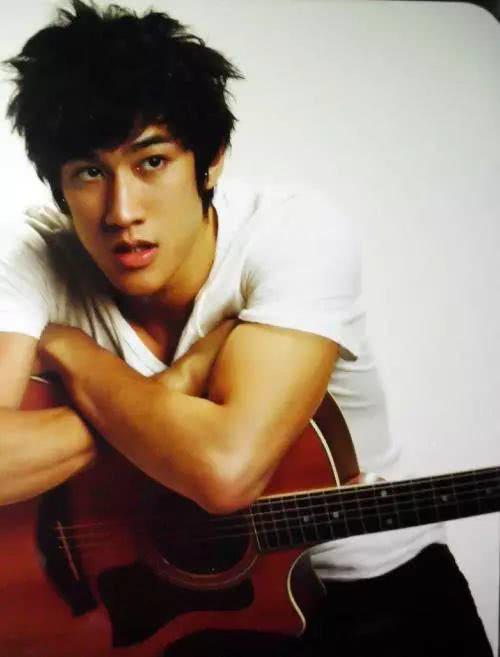 李治廷对音乐可以算得上痴迷,中学时刚喜欢上,就每天花8到10个小时