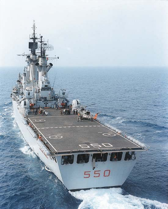 在地中海对抗红色狼群意大利建造载机巡洋舰维内托号