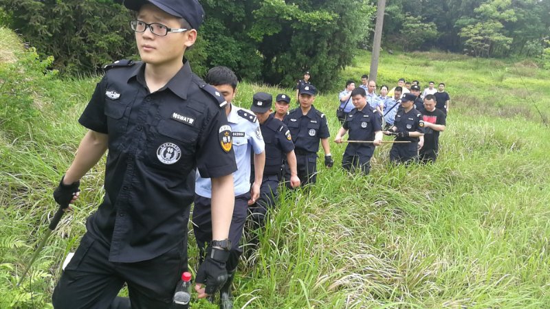 嫌犯张居迁5天杀5人案发后，邵阳警方调用1800余警力设卡、搜山。